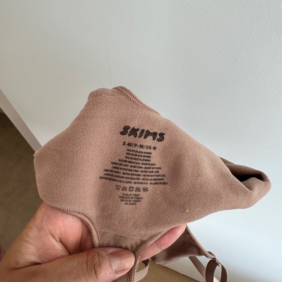 SKIMS SEAMLESS THONG BODYSUIT WITH SCOOP BACK - Picture 3 of 3